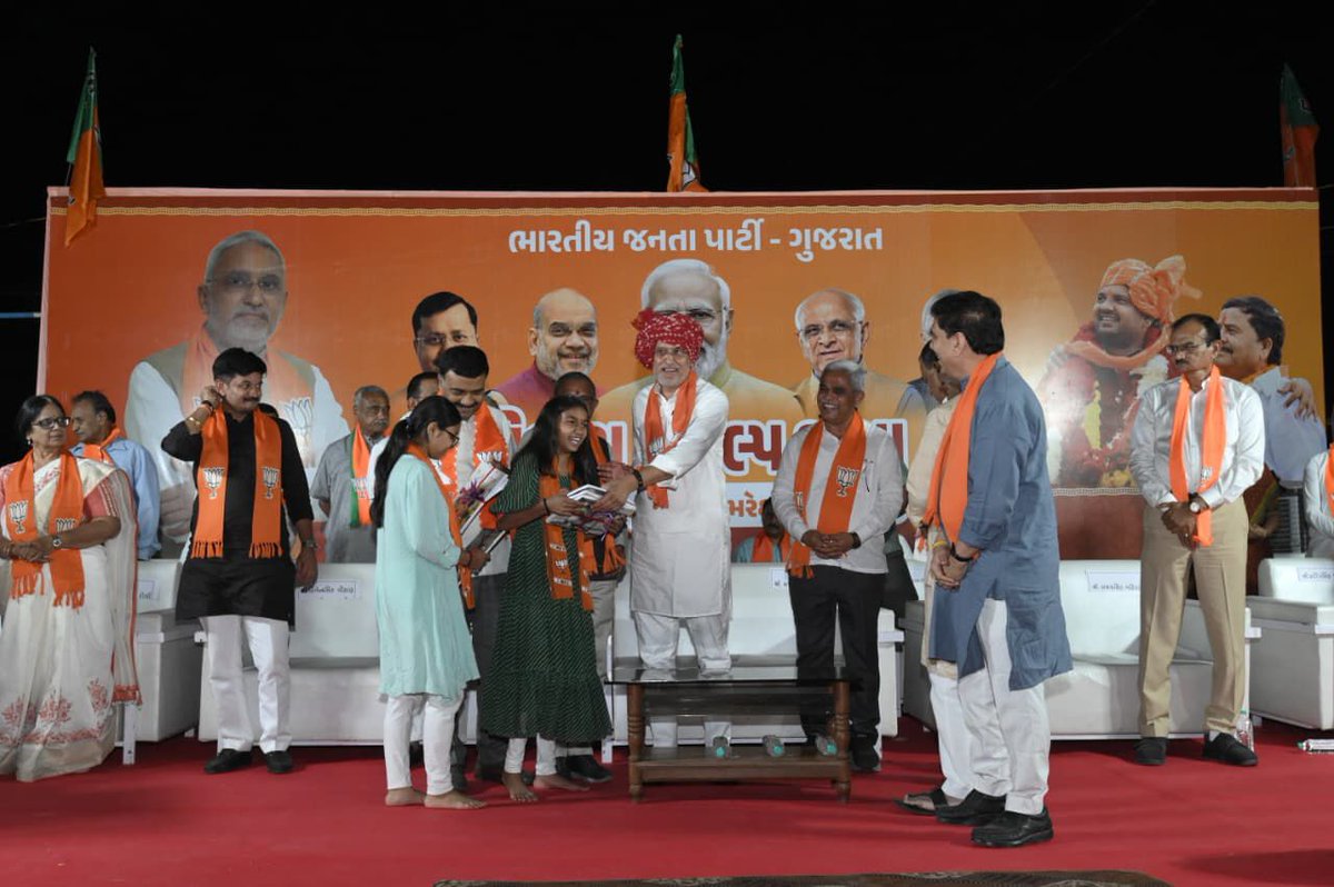 સંકલ્પ વિકાસનો, ભરોસો ભાજપાનો✌️

આજે ઉમરેઠ વિધાનસભા પેટા ચૂંટણીના ઉમેદવાર શ્રી હર્ષદભાઈ પરમારના સમર્થનમાં આયોજિત 'વિકાસ સંકલ્પ સભા'માં નાગરિકો અને કાર્યકર્તાઓને સંબોધિત કર્યા. આ તકે ઉમરેઠના લોકપ્રિય પૂર્વ ધારાસભ્ય સ્વ.ગોવિંદભાઈ પરમારની લોકસેવા અને તેમની સ્મૃતિઓને વંદન કર્યા.