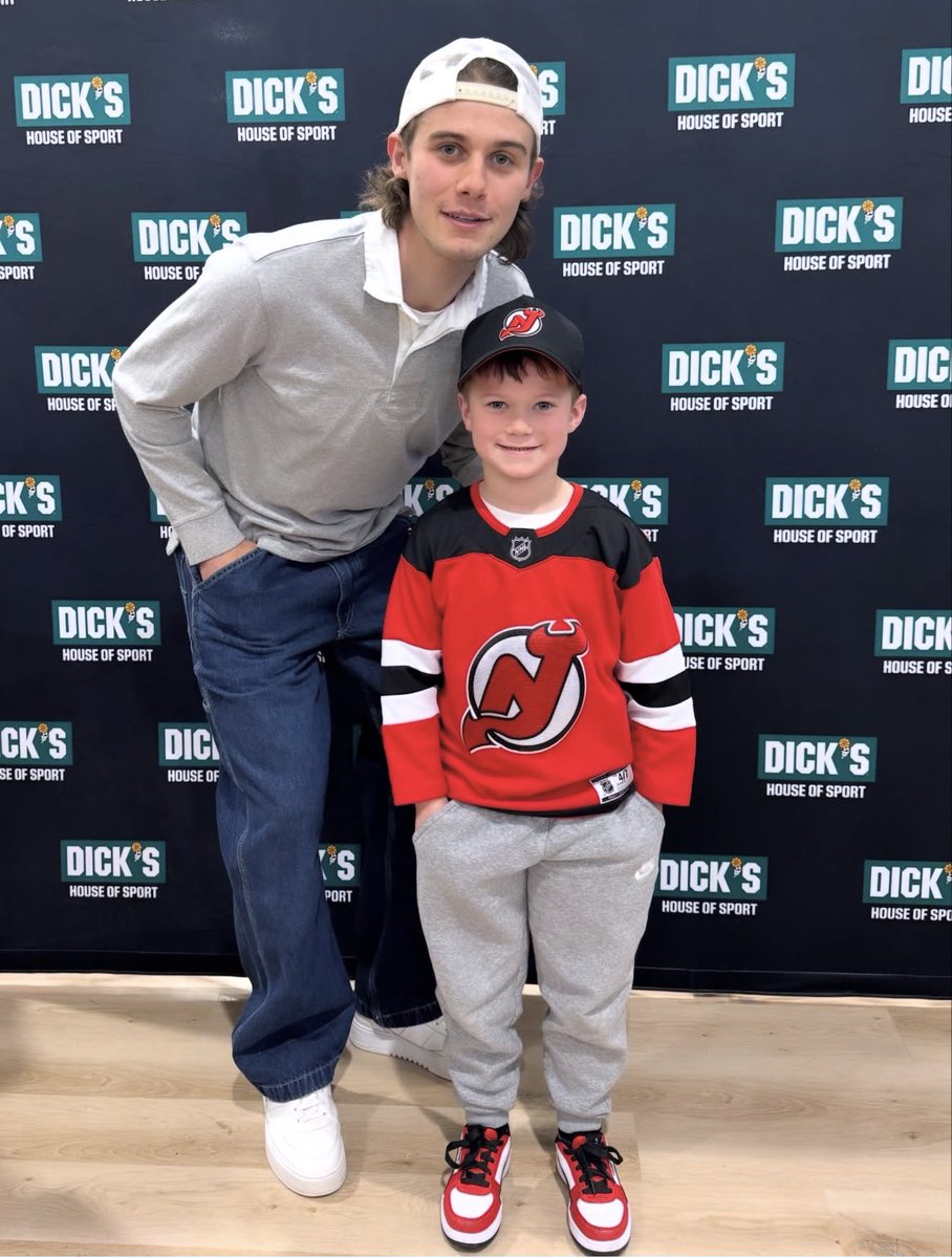 hughessdaily's tweet image. 📸 | Jack Hughes with some of the cutest fans at Dick’s House of Sport in Jersey City , New Jersey. 

Credits to raisingthebarchefskis via Instagram. #jackhughes #nhl #hockey #newjerseydevils #njdevils #dickshouseofsport #jackhugheswithfans