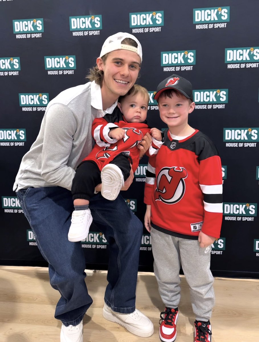 hughessdaily's tweet image. 📸 | Jack Hughes with some of the cutest fans at Dick’s House of Sport in Jersey City , New Jersey. 

Credits to raisingthebarchefskis via Instagram. #jackhughes #nhl #hockey #newjerseydevils #njdevils #dickshouseofsport #jackhugheswithfans