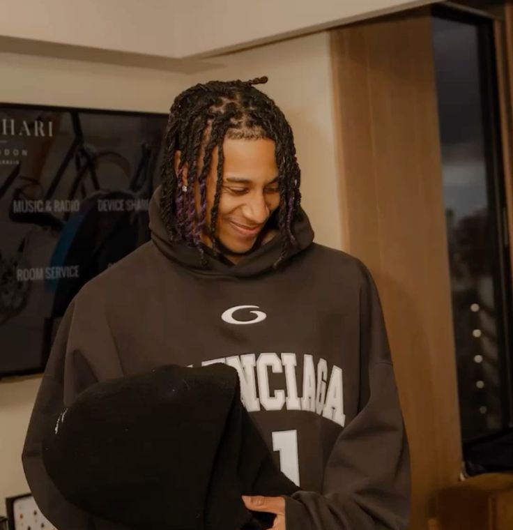 Lua| Jurídica do Roony Bardghji tweet media