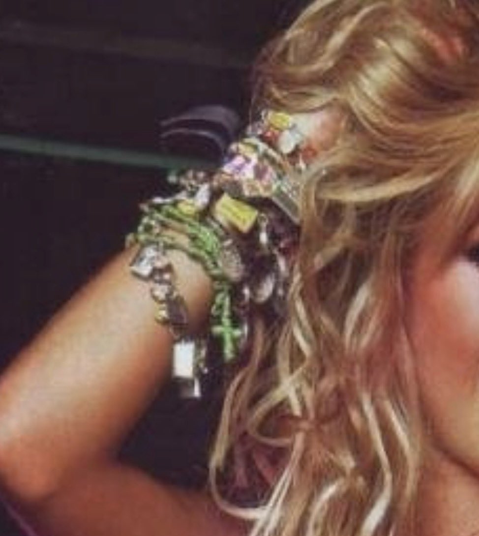 usopedroca's tweet photo. Absolutamente obcecado com a ideia de uma coleção baseada nas pulseiras da Mia 😭😭😭😭😭😭😭 @Anahi TE AMOOOOOO https://t.co/BuQddkcMaO