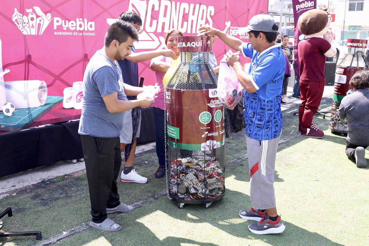 DeportePue's tweet photo. ¡Así se vive la participación ciudadana!

En las canchas de la U.H. Rivera Anaya, vecinas y vecinos llegaron para sumarse a la recolecta de latas, del programa #CanchasXLatas.

Seguimos construyendo una capital más limpia y participativa en la mejora de los espacios deportivos. https://t.co/REoFFgh0AN