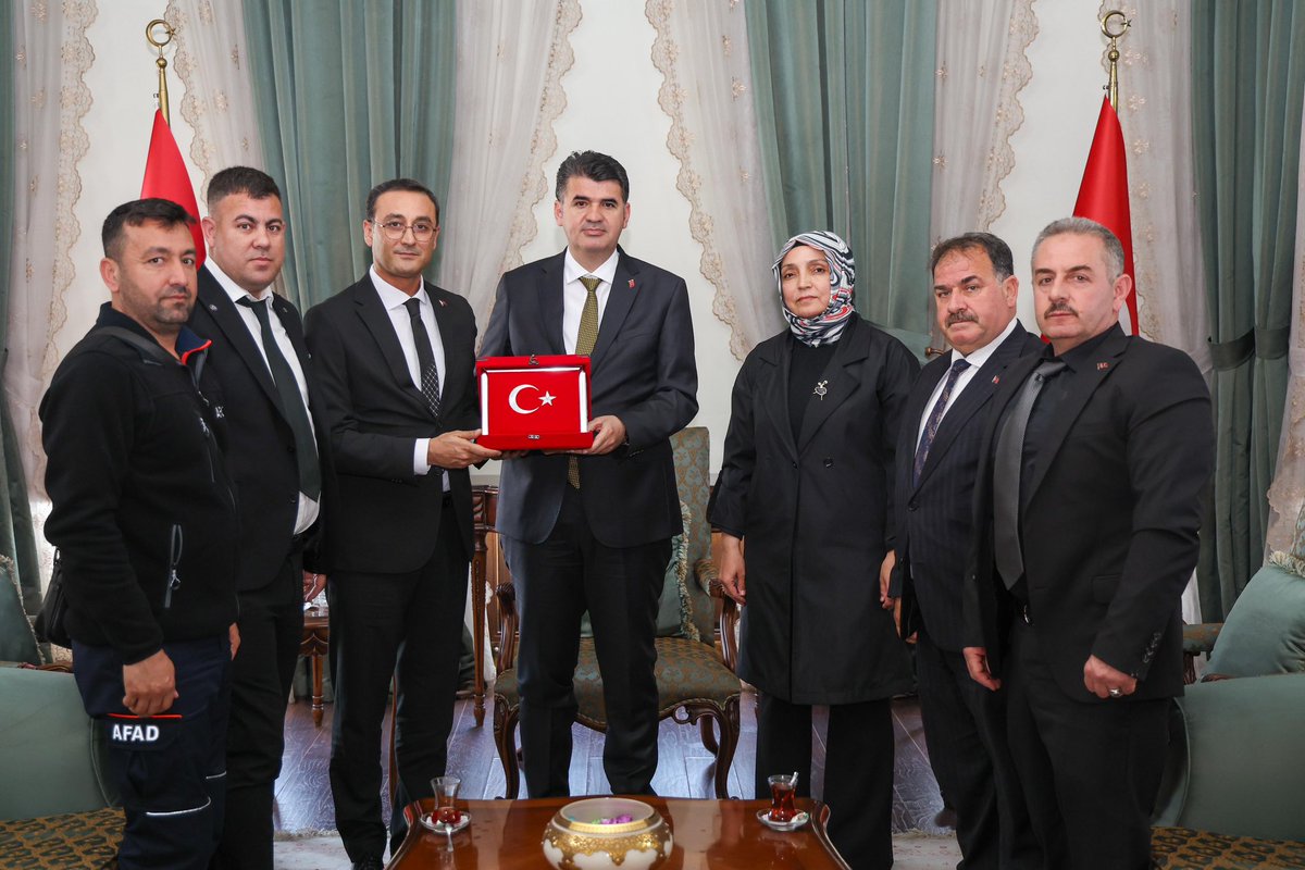 kilisvaliligi's tweet photo. Valimiz Ömer Kalaylı,                                                                                                                                                                                                                                                
📌 Gaziantep Büyükşehir Belediyesi önceki dönem Belediye Başkan Vekili Latif Karadağ ve beraberindekileri,
📌 Türkiye Sakatlar Derneği Gaziantep Şube Başkanı Hulusi Kalender ve Başkan yardımcısı Hanifi Özdemir'i, 
📌 Kamu-Sen Kilis Şubesi Başkanı Mehmet Metin Cabioğlu ve yönetimini kabul etti.

@KalayliOmer 
#Kilis