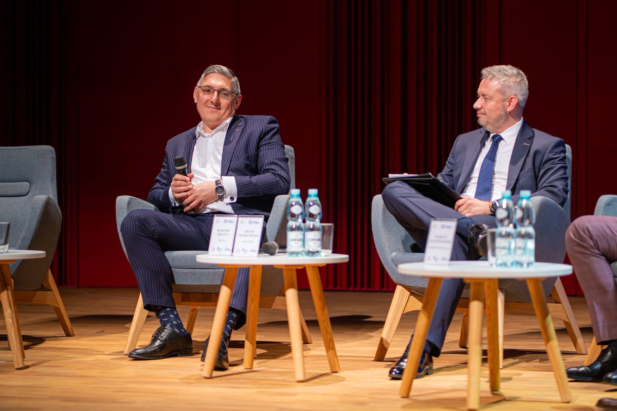 Grupa_Enea's tweet photo. #EneaNaKonferencjach 📣 #Tychy 📍 Podczas konferencji „Energia jutra zaczyna się dziś – elastyczne, rozproszone i niskoemisyjne ciepłownictwo miejskie”, org. przez @OIPH_Tychy pod naszym patronatem, Bartosz #Krysta, wiceprezes #Enea ds. handlowych wziął udział w panelu pn. „Energetyka systemowa a lokalne ekosystemy energetyczne – wymogi a rzeczywistość” 👇
💬 „Realizując #StrategiaEnei, planujemy wydać ponad 100 mld zł. To dokładnie ok. 108 mld złotych w okresie 10 lat. To są potężne środki. Musimy dywersyfikować miks energetyczny, dlatego tak ważne jest inwestowanie w źródła gazowe, jak np. #GazoweKozienice, w #OZE i w nowoczesne narzędzia zarządzania źródłami rozproszonymi” - pokreślił prezes Krysta.
🤝 Dziękujemy za rozmowę panelistom, prowadzącemu i słuchaczom, sezon konferencyjny w pełni! ☀️ Do zobaczenia podczas kolejnych wydarzeń, na konferencyjnym szlaku! 👋