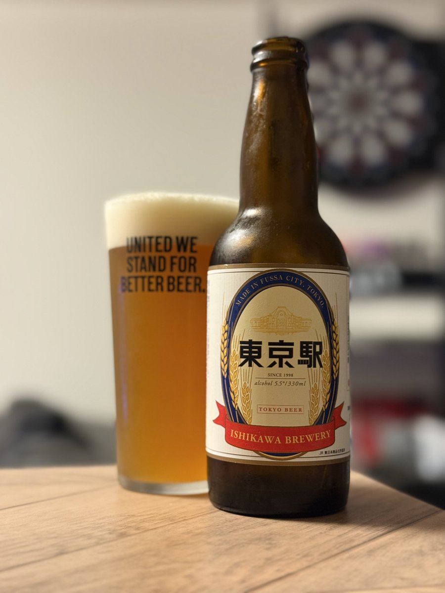 Ryota_bartender's tweet photo. 東京駅ビール

Style：エール
ABV：5.5%

東京駅構内限定というので、なんとなく買ってみたら造ってるのは石川酒造さん。
ネットには瓶内二次発酵していると書いてありました。
飲んでみると流行りとは違う、クラシックな味わい、麦芽感と独特な苦味。
下手にホップで誤魔化さない、嫌いじゃない。 https://t.co/6K7p5CJgdh