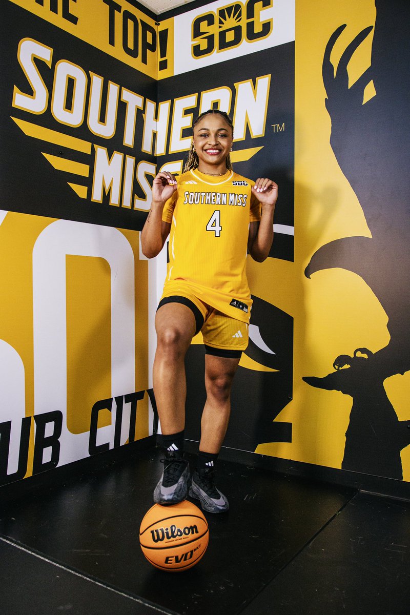 TheLoveJy's tweet photo. headed back south… let’s get it 💛🖤 https://t.co/sYSbNq77mO