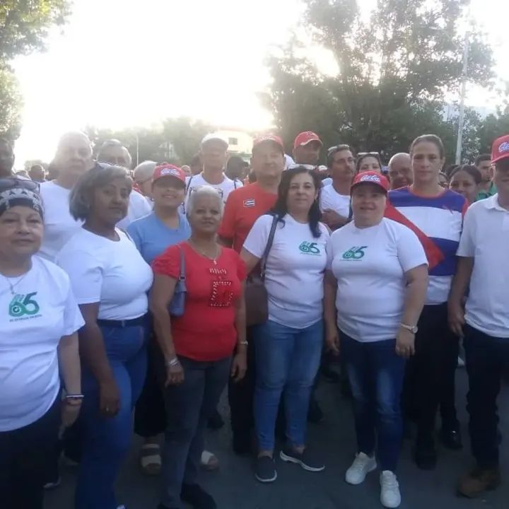 🇨🇺| Trabajadores del #ComercioCuba participaron en el acto por la conmemoración del 65 aniversario de la Proclamación del Carácter Socialista de la Revolución Cubana, presidido por el presidente Miguel Díaz-Canel Bermúdez. 
#GirónEsHoy