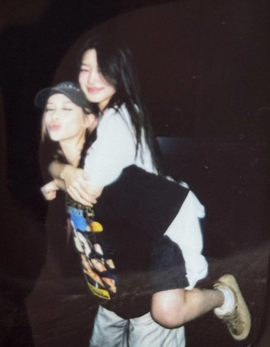 rubyvanzini's tweet photo. Menina estranha - oneshot #meichae

 “Mas quando beija a minha boca, perde a cabeça e fica louca, é uma questão de tempo até você se entregar” https://t.co/6s0ODqiEhk