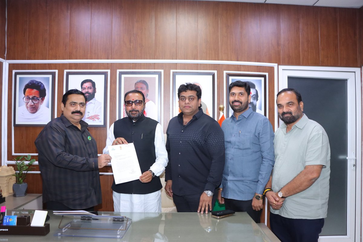 मनमाड शहरात वाढत्या अपघातांच्या पार्श्वभूमीवर आज दिल्लीत केंद्रीय राज्यमंत्री #प्रतापराव_जाधव साहेब यांची भेट घेत अदयावत ट्रॉमा केअर सेंटरची मागणी केली,  मंत्री महोदय साहेबांनी तात्काळ राज्य शासनाकडून प्रस्ताव मागवण्याच्या सूचना दिल्या आहेत.
<a href="/mpprataprao/">Prataprao Jadhav</a> <a href="/mieknathshinde/">Eknath Shinde - एकनाथ शिंदे</a>