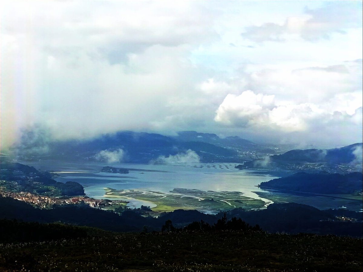 Tuautemmightred's tweet photo. A leña dos tolos está no alto da serra https://t.co/kI31WZagEh