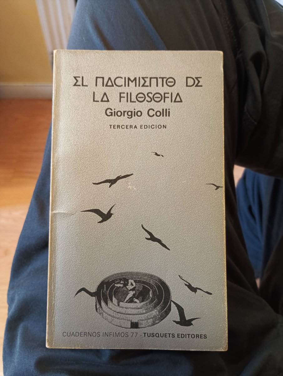 En el origen de la filosofía no hay un argumento ni un sistema, sino un misterio, un ritual y un laberinto apolíneo en cuyo centro está el minotauro dionisíaco. Giorgio Colli reconstruye los primeros episodios de la filosofía occidental que son puramente religiosos e iniciáticos.