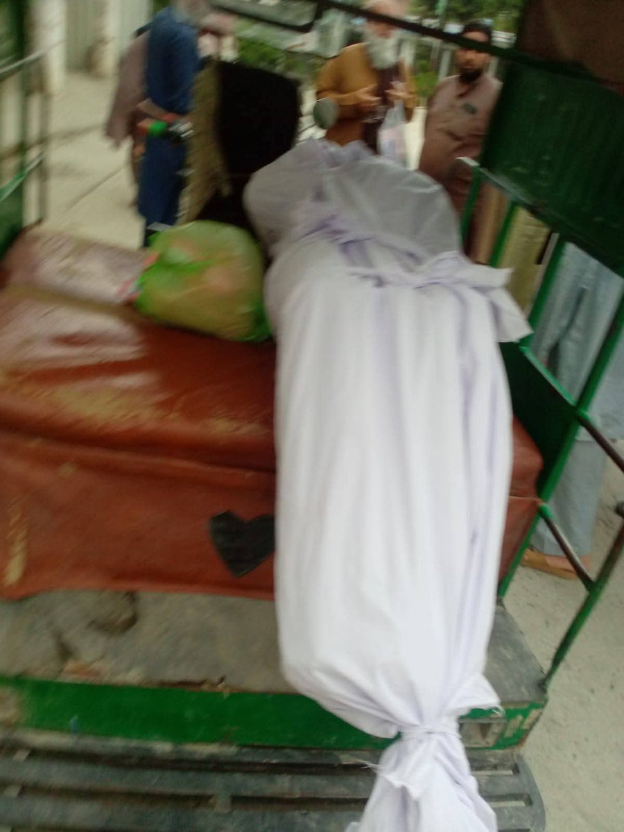 GigyaniNaveed's tweet image. چارسدہ میں ایک لاوارث لاش کو چنگ چی کے ذریعے ہسپتال سے قبرستان منتقل کیا جا رہا ہیں  پنجاب میں 3 سال کے اندر حکومت نے اور ایک خاتون وزیراعلی نے ایئر ایمبولینس شروع کیا اور پختونخوا میں تحریک انصاف کی 12 سال حکومت کے باوجود  ہماری میتیں چنگ چی میں لے جائے جارہے ہیں
#Shame