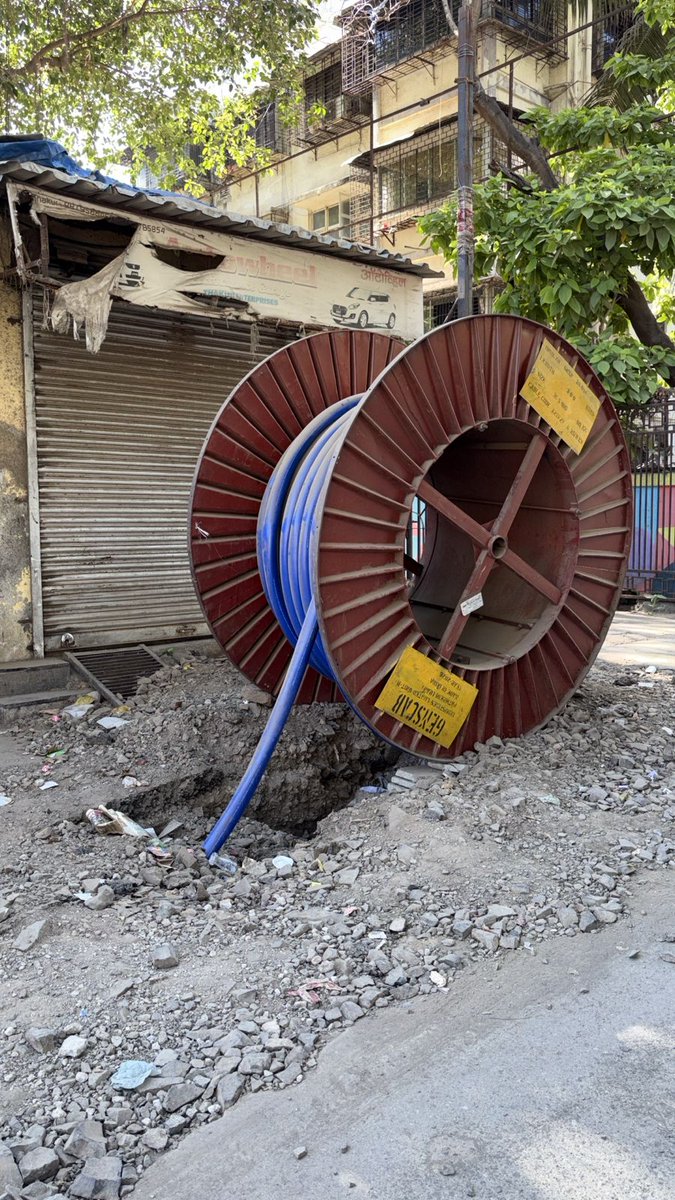 ParleswarP's tweet photo. Ashok thakur compound,Natwar Nagar Road no 5 , Jogeshwari East येथे काम चालू आहे पण साहित्य खूप दिवसांपासून तसंच पडले आहे. दुकानात ये-जा करण्यास खूप त्रास होतो.
@mybmcInfra  @mybmcWardKE @Adani_Elec_Mum @MTPHereToHelp @mybmc @JogeshwariPS  @mybmc https://t.co/YCluEXLxpx