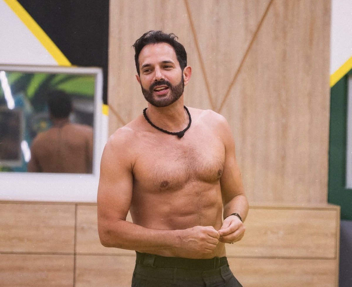 Alejandro es el ganador de la prueba, y esta noche enfrentará a Mariana por la salvación. 
#LaCasaDeLosFamososCol3