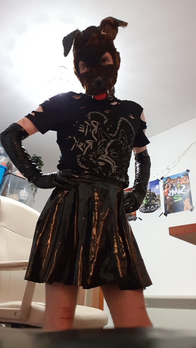 LexSweatyPaws's tweet photo. It feels more horny to not wear the latex socks. I just need the feet out~

#pupplay #latex #rubber #pup #skirt #furry #feet #gay #briefs #bulge https://t.co/ZqmuH9h2HE
