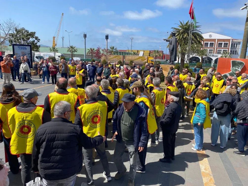 GiresunSol's tweet photo. Giresun'da 
Eğitim Emekçilerinin yanındayız. 
#YusufTekinİstifa 
#FaşizmeKarşıOmuzOmuza https://t.co/QdluRT2GiZ