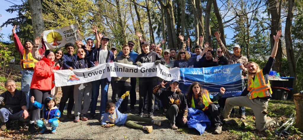 LMGreenTeam's tweet photo. 🌿On Apr 6 at Ruth Johnson Park in #WhiteRock, we removed invasive blackberry with @whiterockcity!

🙋31 Community Members made new friends while removing 82 bathtubs of invasive blackberry &amp; 75 lbs of litter!

👉Read all about it! ⬇️
https://t.co/L9X89YaYcZ

#NatureMatters https://t.co/13OYDPHfCB
