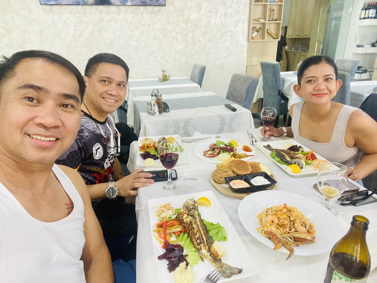 leomark143's tweet photo. With them https://t.co/8hCeV3NlgY