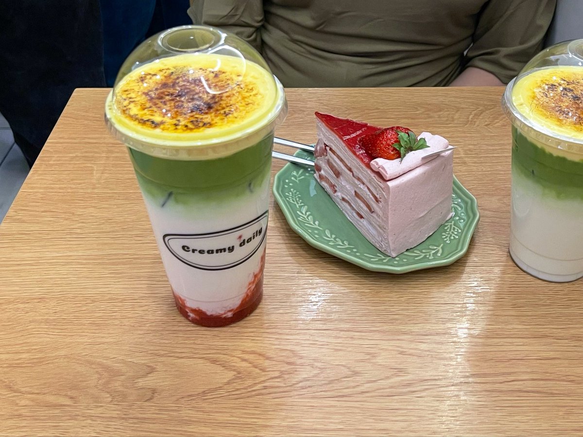 _oh4ra's tweet photo. Je viens de goûter matcha fraise crème brûlée ???? Je baveeeeeeee https://t.co/ec3WGsrveo