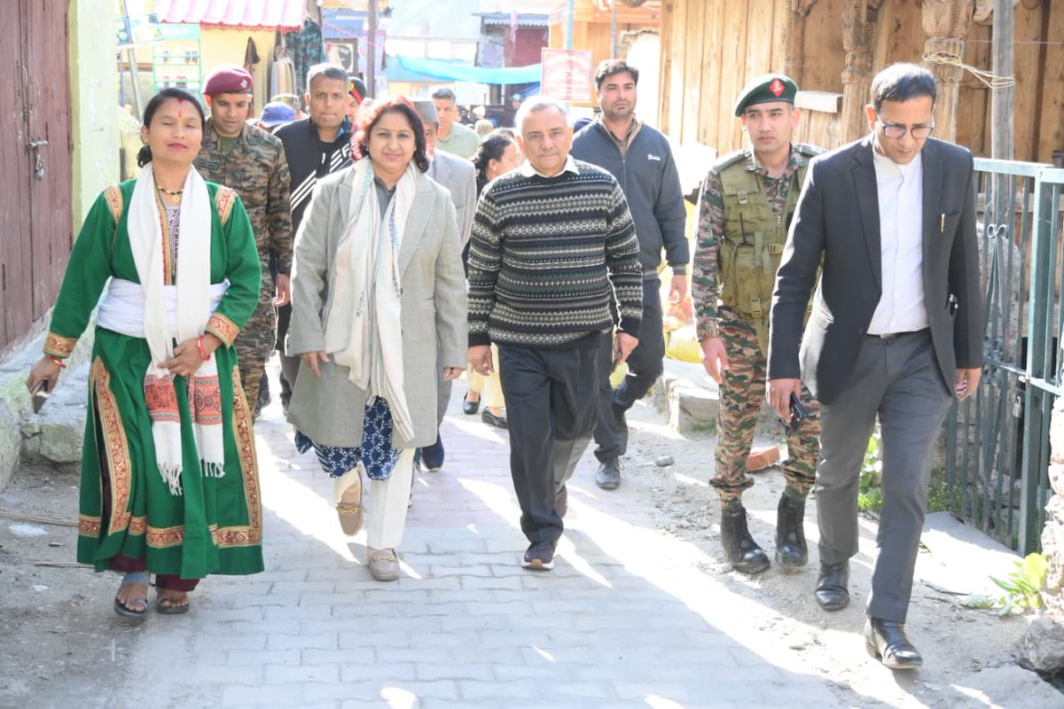 HQ_IDS_India's tweet image. General Anil Chauhan, Chief of Defence Staff, #CDS during his tour of forward Areas of Harsil Sector visited Bagori Village where he met the natives of Bagori, Nelong and Jedang Villages respectively.

#CDS informed the villagers about the efforts made by #IndianArmy and Civil