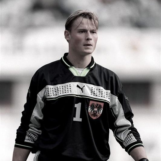 وفاة أليكس مانينغير حارس أرسنال ويوفنتوس السابق عن عمر يناهز 48 عامًا بعد حادث تصادم بسيارته مع قطار