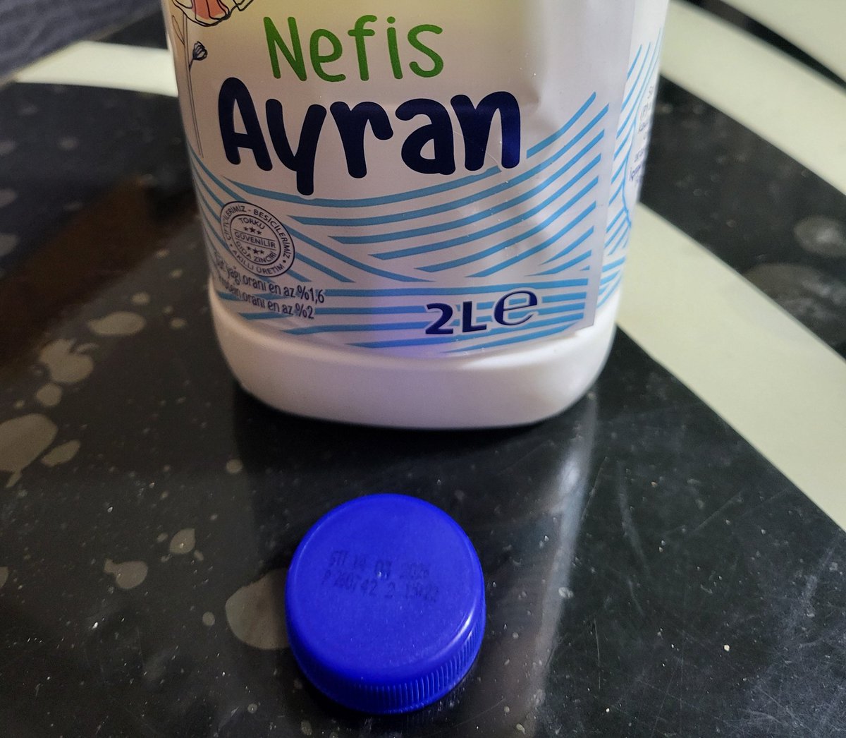 Sn.Bakanım. <a href="/omerbolatTR/">Prof. Dr. Ömer Bolat</a>
<a href="/ticaret/">T.C. Ticaret Bakanlığı</a>
Bu görsel deki ünlü bir firmanın ayran ambalajının kapağıdır.
Koyu renk kapağa yine koyu renk karakter ile SON KULLANMA TARİHİ yazmaktadır.
Okuyabilene aşk olsun.
Gıda ürünlerinde ana ambalaj üzerinde, kolay görülür ve okunur bir standart lütfen!