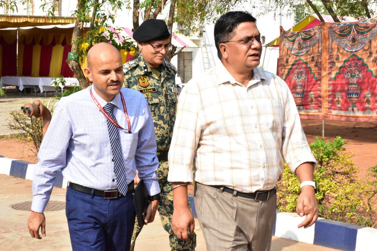 BSF_CEDCO's tweet image. Shri Anish Prasad, IPS, IG Comn &amp;amp; IT Dte FHQ #BSF visited this Institute. Shri Dinesh Kumar Yadav, IPS, IG #CEDCO accompanied him during the visit. His distinguished presence and thoughtful interaction with Officers, staff &amp;amp; trainees provided valuable insights and encouragement.