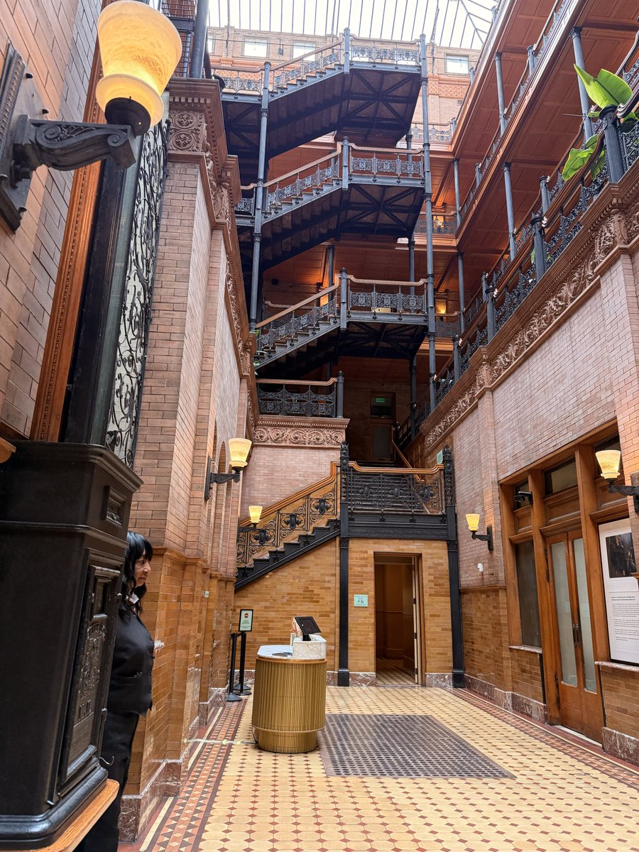 thetrashbyrd's tweet image. While in LA, I booked a hotel right next to the iconic Bradbury building. #bladerunner It still looks amazing 🤩