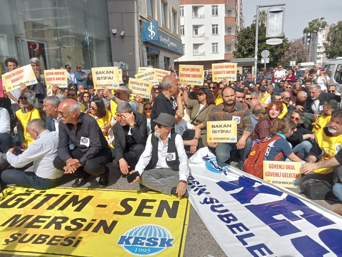 tipmersinil's tweet photo. KESK Mersin Şubeler Platformu ile birlikte bugün güvenli okul, güvenli gelecek için sokaktaydık.

Şiddeti büyütenlerden, şiddet büyürken seyirci kalanlardan hesap soracağız. https://t.co/Dv40zi4kR0