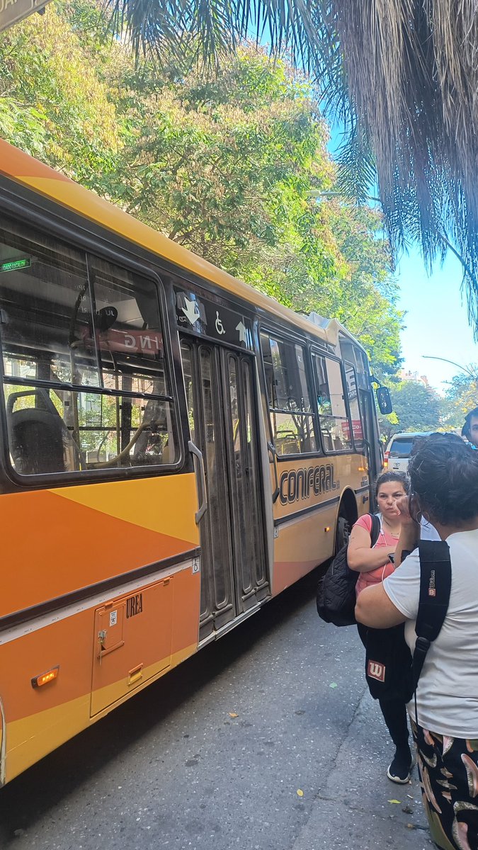 SabrinaED's tweet photo. No llegó a la semana y ya la cagaron.  línea 25 @coniferalok 
"Se quedó sin combustible" 🙄 https://t.co/6FrlcG5CXy