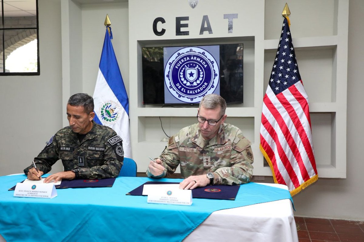 elsalvador's tweet image. #DePaís El Comando sur de Estados Unidos donó 504 fusiles al ejército salvadoreño para seguir combatiendo con el del Plan control territorial y al narcotráfico. Fotos: Dennis Argueta. #DES