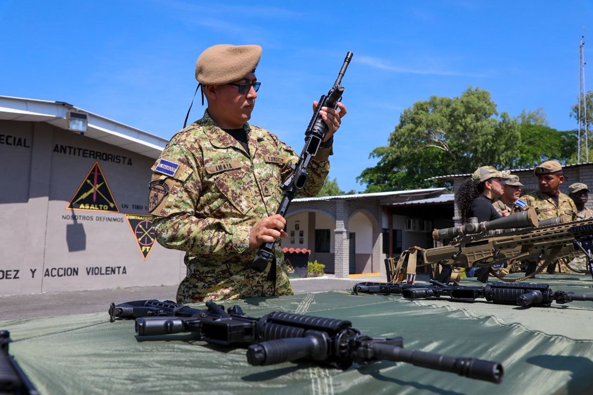 elsalvador's tweet image. #DePaís El Comando sur de Estados Unidos donó 504 fusiles al ejército salvadoreño para seguir combatiendo con el del Plan control territorial y al narcotráfico. Fotos: Dennis Argueta. #DES