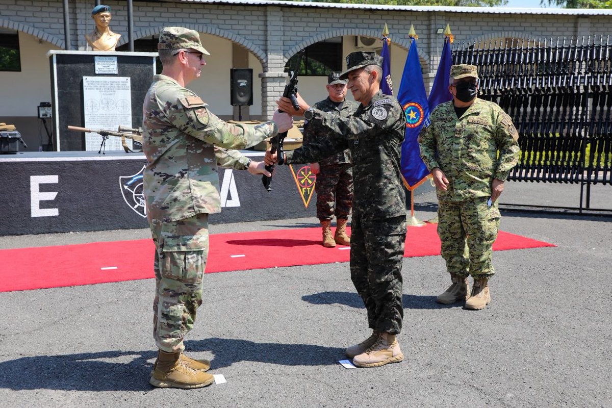 elsalvador's tweet image. #DePaís El Comando sur de Estados Unidos donó 504 fusiles al ejército salvadoreño para seguir combatiendo con el del Plan control territorial y al narcotráfico. Fotos: Dennis Argueta. #DES