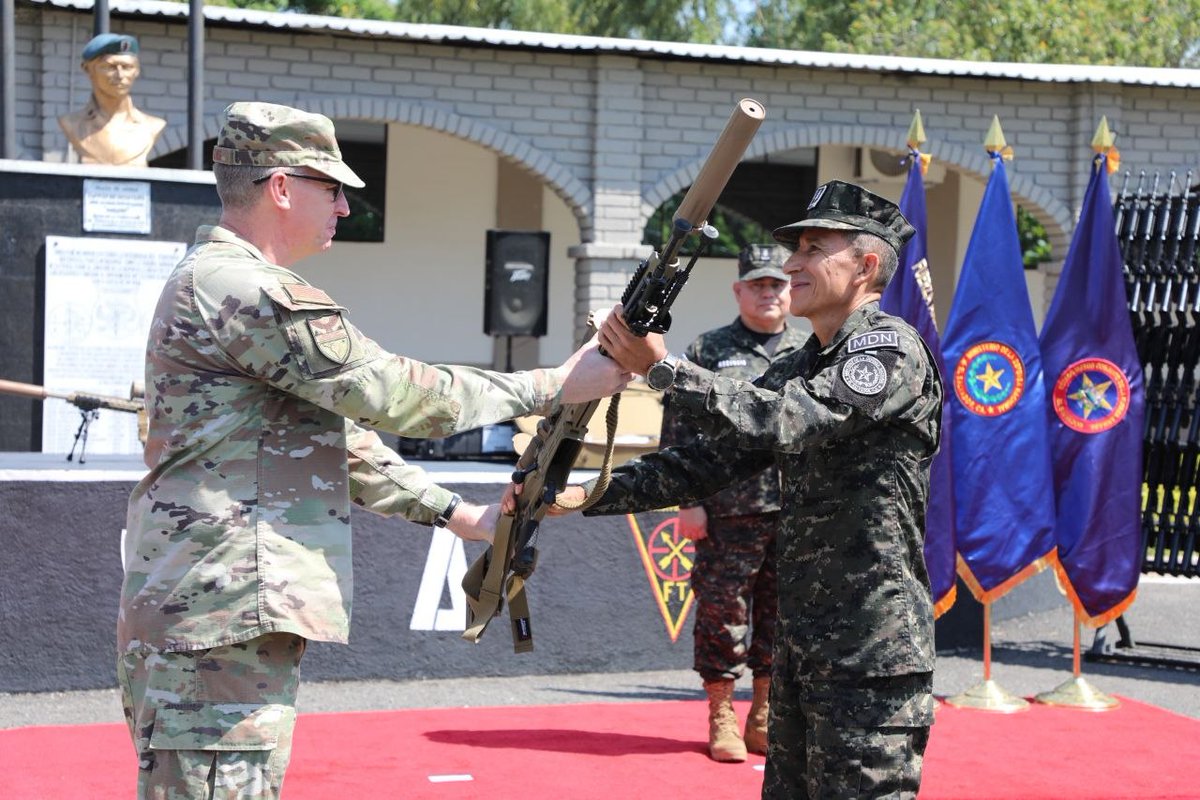 elsalvador's tweet image. #DePaís El Comando sur de Estados Unidos donó 504 fusiles al ejército salvadoreño para seguir combatiendo con el del Plan control territorial y al narcotráfico. Fotos: Dennis Argueta. #DES