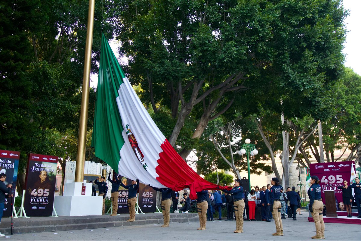 artemisa_laura's tweet photo. 🙋🏻‍♀️ #Puebla ♥️. Es una gran emoción festejar más de cuatro siglos de historia 😍. 

💁🏻‍♀️ Muy temprano iniciamos con la Ceremonia Conmemorativa por el 495 Aniversario de nuestra hermosa Ciudad de #Puebla 👏🏼 .

👨🏻‍💼Acompañé al gobernador @armentapuebla_ y al presidente @pepechedrauimx en este momento tan significativo para los y las poblanas.

Sigamos construyendo nuestro hogar.

#PorAmorAPuebla​​​​​​​​​​​​​​​​ 🫶🏼.