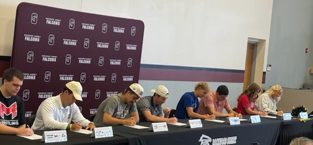 Congrats to all of our college signees:

⚾️Oren Miller-St. Charles CC
⛳️Michael Potteiger-Penn St Harrisburg
⛳️Carson Diffley-McKendree
🏀Oliver Puljic-Maryville 
🤼Jeremy Engle-Maryville 
⚽️Gavin Werner-East Central
📣Elli Bayer-Missouri Southern
📣Kaitlyn Sundhausen-Maryville