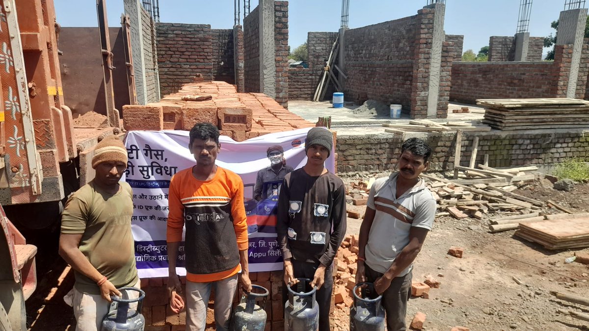 ganeshkarwar's tweet photo. Shah Brothers #Pune conducted camp for migrants in Junnar, Pune #HPGas appeals all migrant workers to remain calm. Visit the nearest HP Gas Distributor with valid ID proof and take your #5Kg Appu cylinder home. #StayCalm #NoNeedToPanic #HPGasAppu #NoDocumentation https://t.co/tGOYJXsqAd