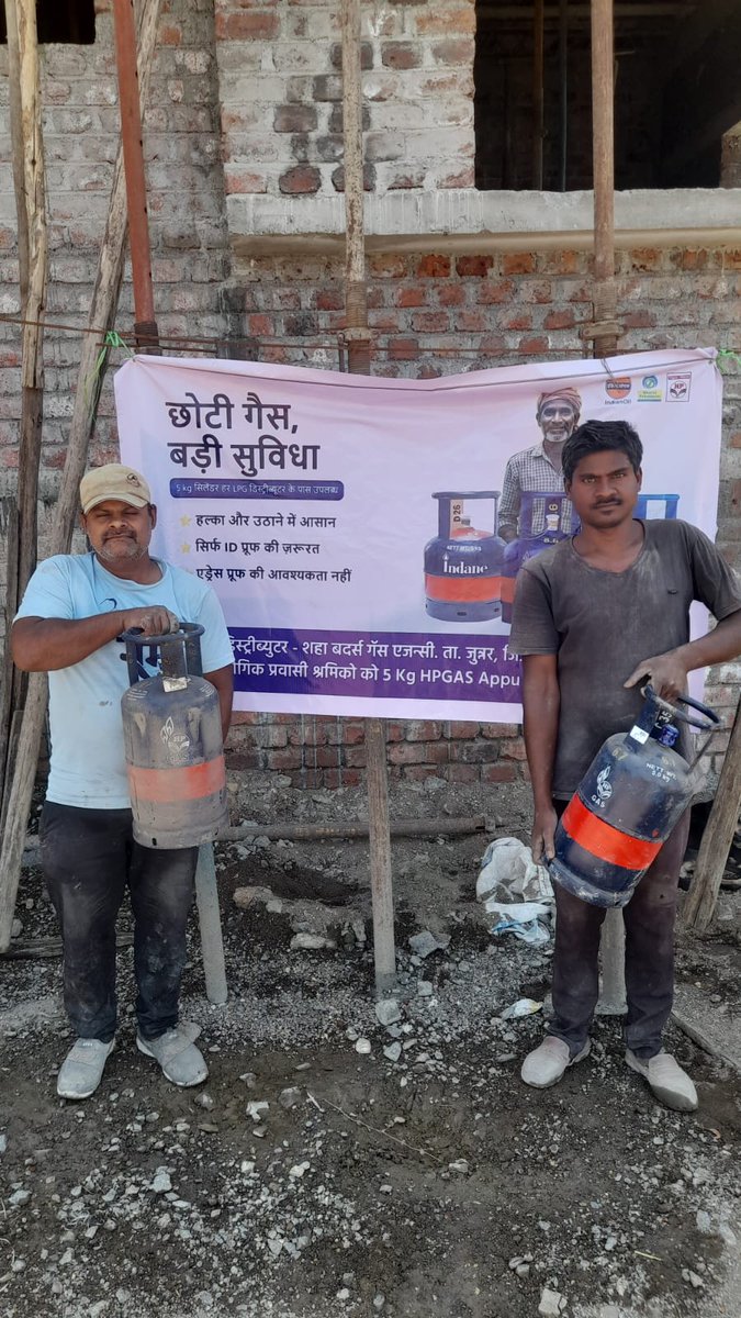 ganeshkarwar's tweet photo. Shah Brothers #Pune conducted camp for migrants in Junnar, Pune #HPGas appeals all migrant workers to remain calm. Visit the nearest HP Gas Distributor with valid ID proof and take your #5Kg Appu cylinder home. #StayCalm #NoNeedToPanic #HPGasAppu #NoDocumentation https://t.co/tGOYJXsqAd