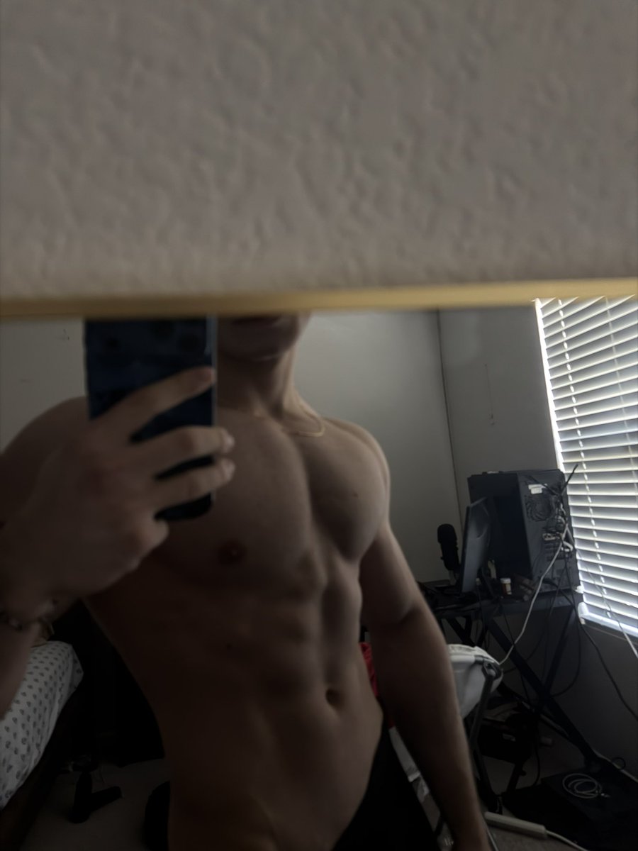 kingmusclee's tweet photo. Who up w they morning wood https://t.co/qFdk1yjog5