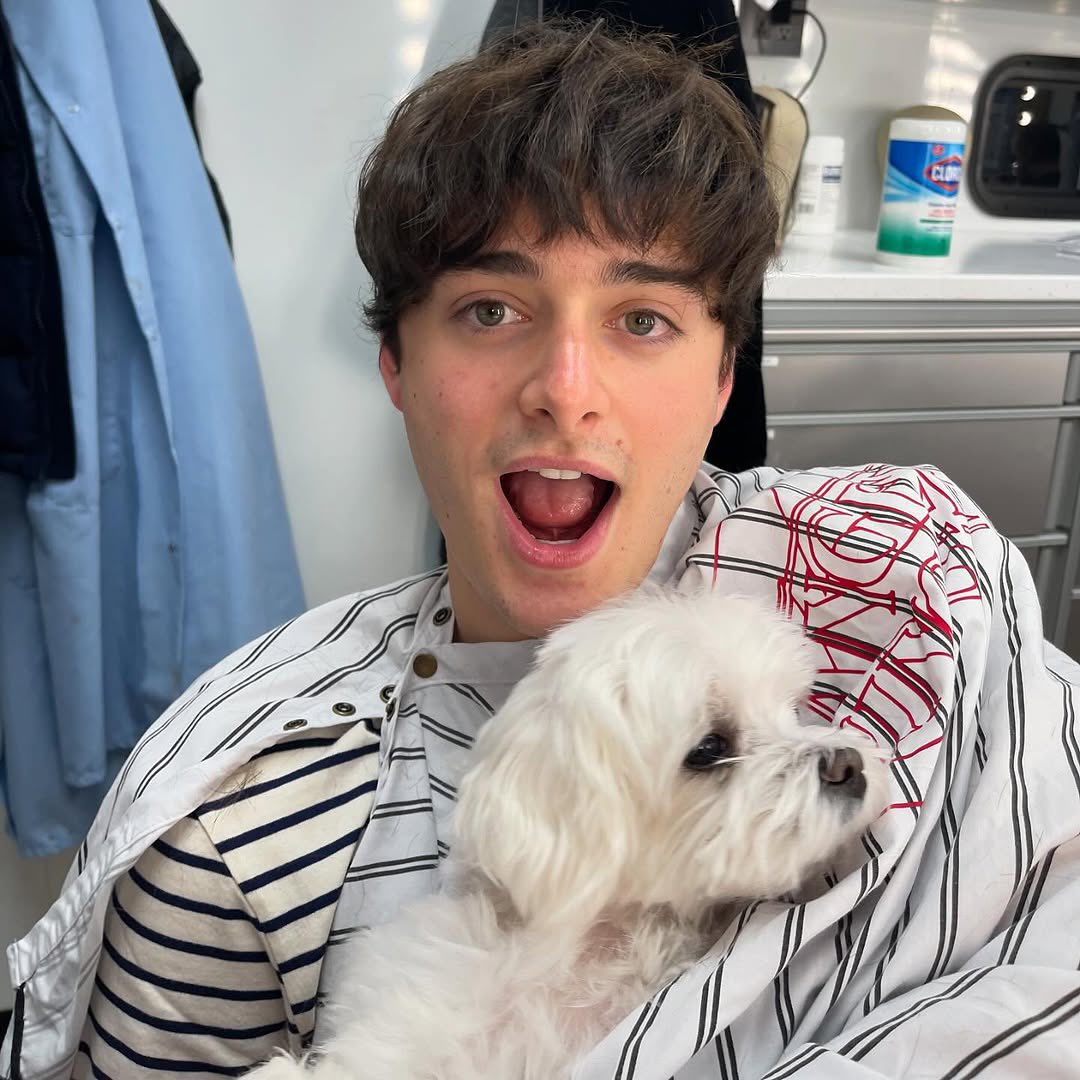 hawkins_batman's tweet photo. when he’s a dog person 🐶💕 https://t.co/96wOLrDvYS