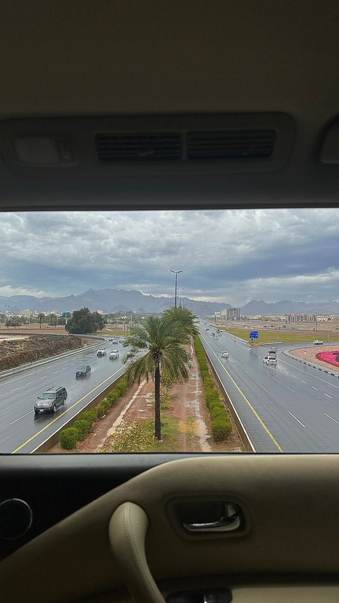 في وسطها ماضاق بي دربٍ وحال 
أحدٍ يجيه الضيق في وسط حايل ؟