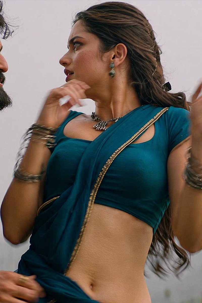 Bhagyashri Borse
She Delivered Banger Navel Treat 🥵