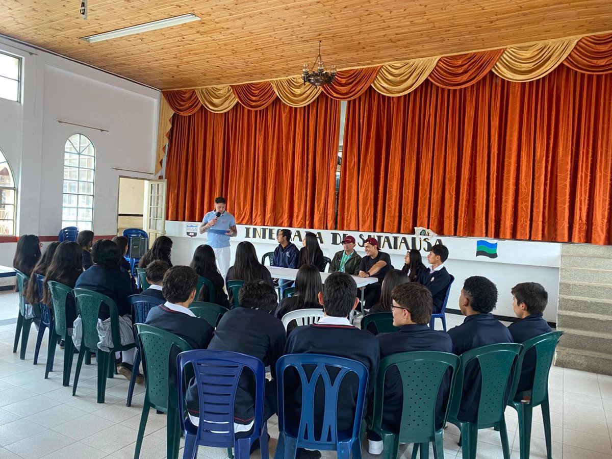 SocialCundi's tweet photo. 📻 Con “Descúbrelo Podcast”, jóvenes de Zona Full HD impulsan el diálogo intergeneracional y preservan el patrimonio inmaterial a través de narrativas locales.

🌄 Historias que conectan generaciones y dan voz al territorio. https://t.co/VUV5Yq5AiL
