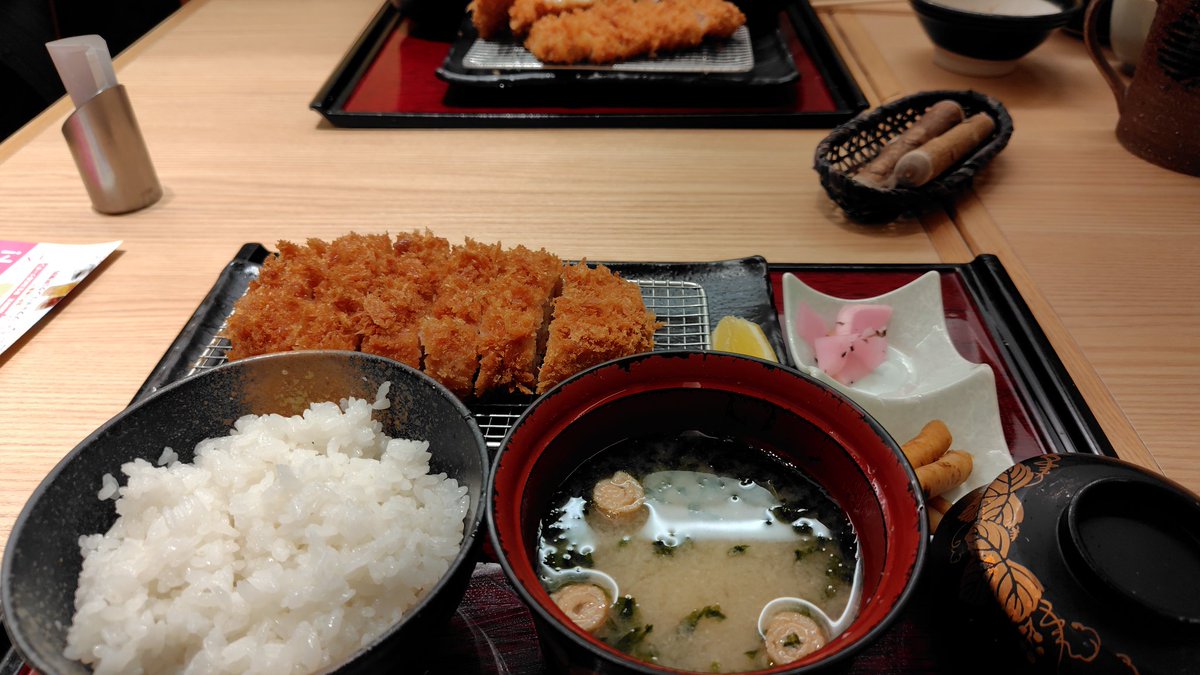 お昼はトンカツ。この時間に自分自身に飯テロをして悶絶中😆