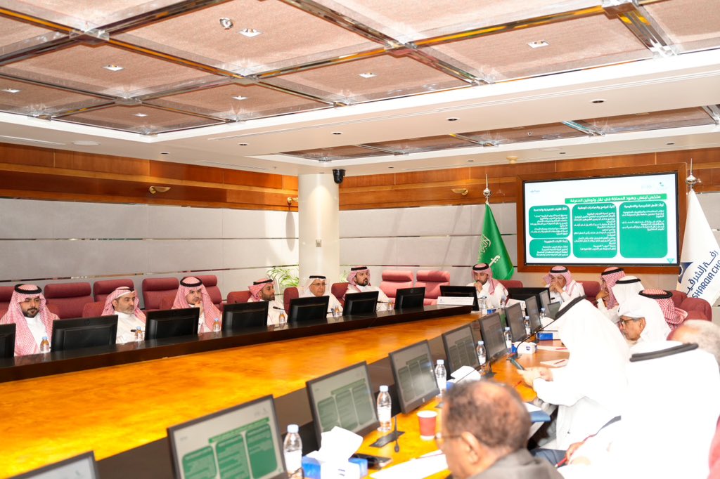 AsharqiaChamber's tweet photo. ونظمت الغرفة بالتعاون مع غرفة الرياض حلقة النقاش الخاصة بدراسة استراتيجية توطين المعرفة والخبرات لدى الكوادر المحلية وأثرها في أداء المنظمات السعودية استعداداً للدورة الثانية عشرة لمنتدى الرياض الاقتصادي بحضور عدد لافت من المختصين. https://t.co/RWegC8Yvbt