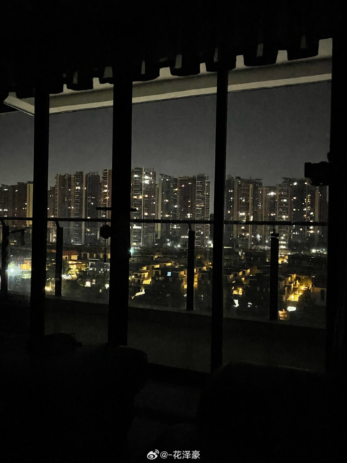 shimiazuhh's tweet image. Another late night at the desk—headphones on, coffee in hand, and a to-do list that’s almost conquered.  Who’s with me #LateNightGrind #WorkMode #TeamNoSleep