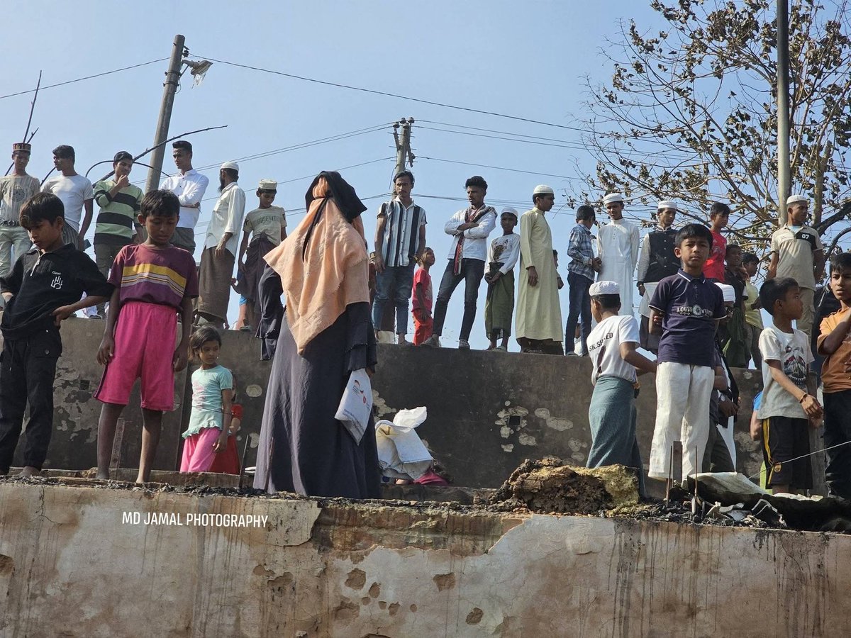 mdjamal315's tweet image. Childhood shouldn’t look like this.
In the #Rohingya camps, food cuts have turned hunger into a daily reality. With no #future in sight, even children now dream of escaping risking dangerous journeys to #Malaysia.

No #child should have to choose between hunger and the sea.