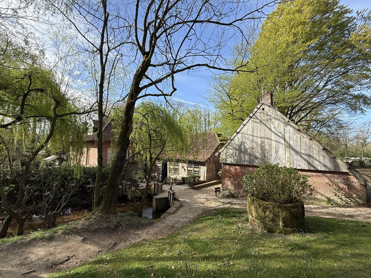 TruusWijnen's tweet photo. Groeten uit Mander.
#grenstocht #wandelen #Twente #pauw #Bels #grenssteen https://t.co/WjhqrxX4du