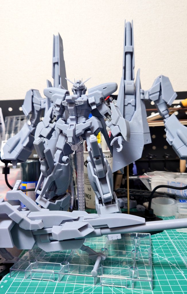 アホのスケール感の機体が遂に組み上がった。HGジークアクスと並べてこれです。
これから仕上げ作業やって、細部パーツも接着していきます。

間に合えば2体目の機体も組んだ原型だけでも、会場に持っていきたい所存。

#クリクロ2026
#ニコニコ超会議2026
#牛歩は続くよどこまでも