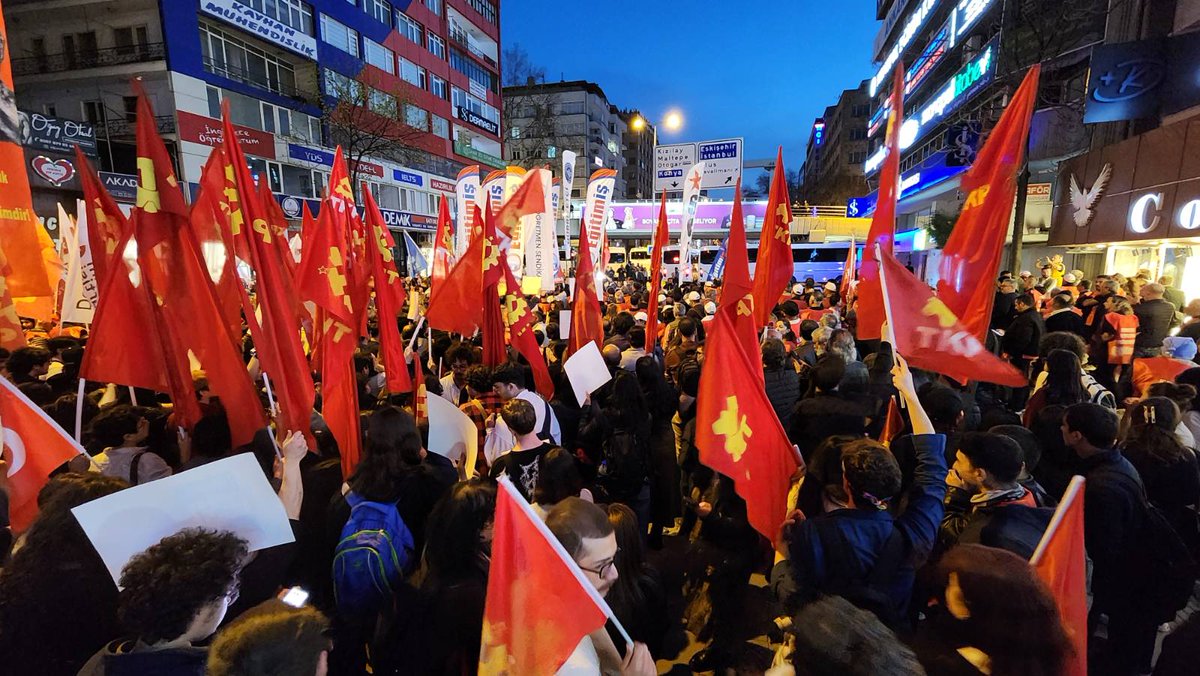 Ankara'da öğretmenlerin eylemi sürüyor

Otobüslerle kurulan polis barikatının önünde konuşan Eğitim-İş Genel Başkanı Özbay, "Açıklamayı yapmak istediğimiz yere geldik. Eğer polis bu utanç duvarını gözümüzün önünden kaldırırsa, açıklamayı burada yapacağız" dedi. 

Özbay’ın